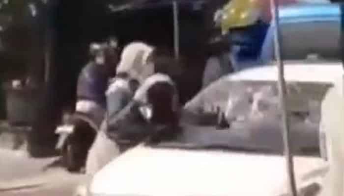Viral Perempuan Berseragam ASN Ngamuk Pecahkan Kaca Mobil Pakai Helm