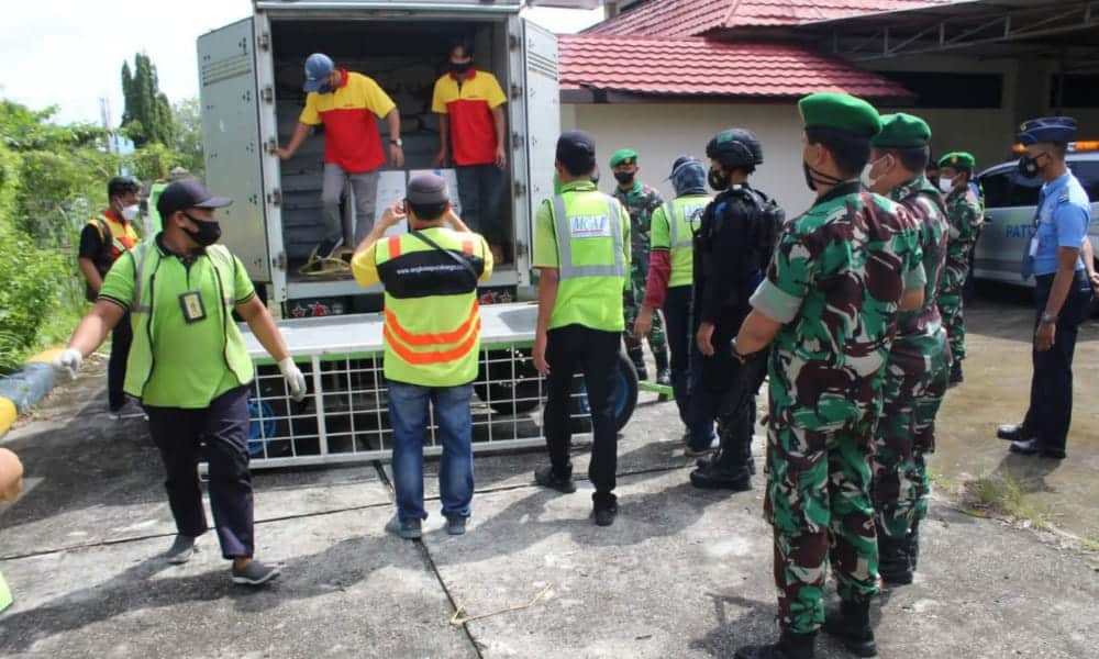 TNI-Polri Kawal Kedatangan Vaksin di Palangka Raya