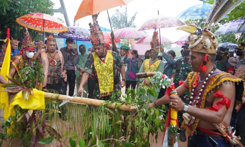 Danrem Panju Panjung Diberi Gelar Dayak Omas Patih Kuta Batu Pagar Pahlawan