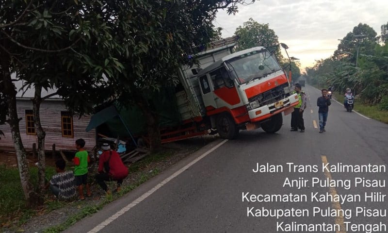 Rumah Warga Anjir Ditabrak Tronton