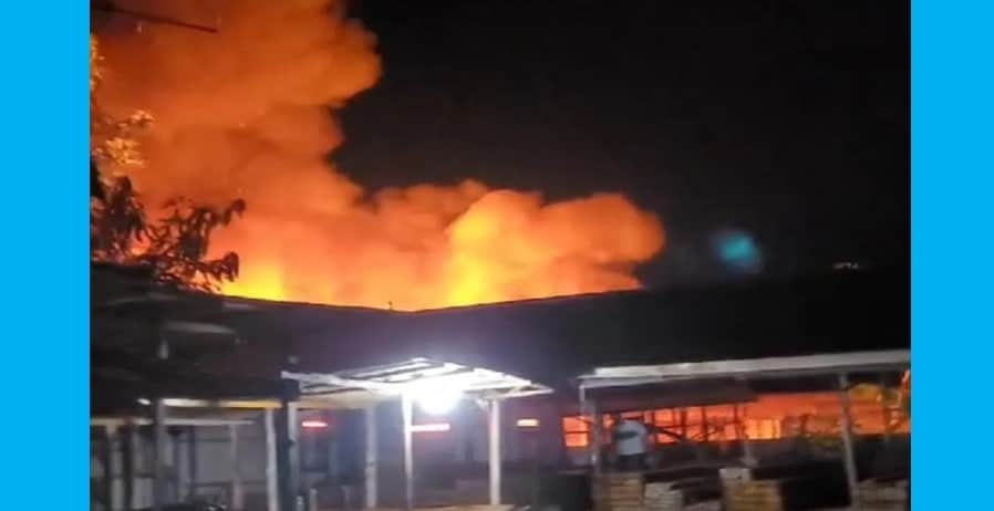 Ditengah Hujan Lebat, Api Berkobar di Komplek Mandawai Palangka Raya