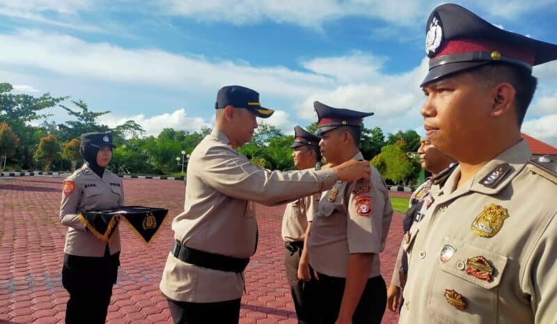 Sepuluh Orang Personil Polres Gunung Mas Terima Kenaikan Pangkat